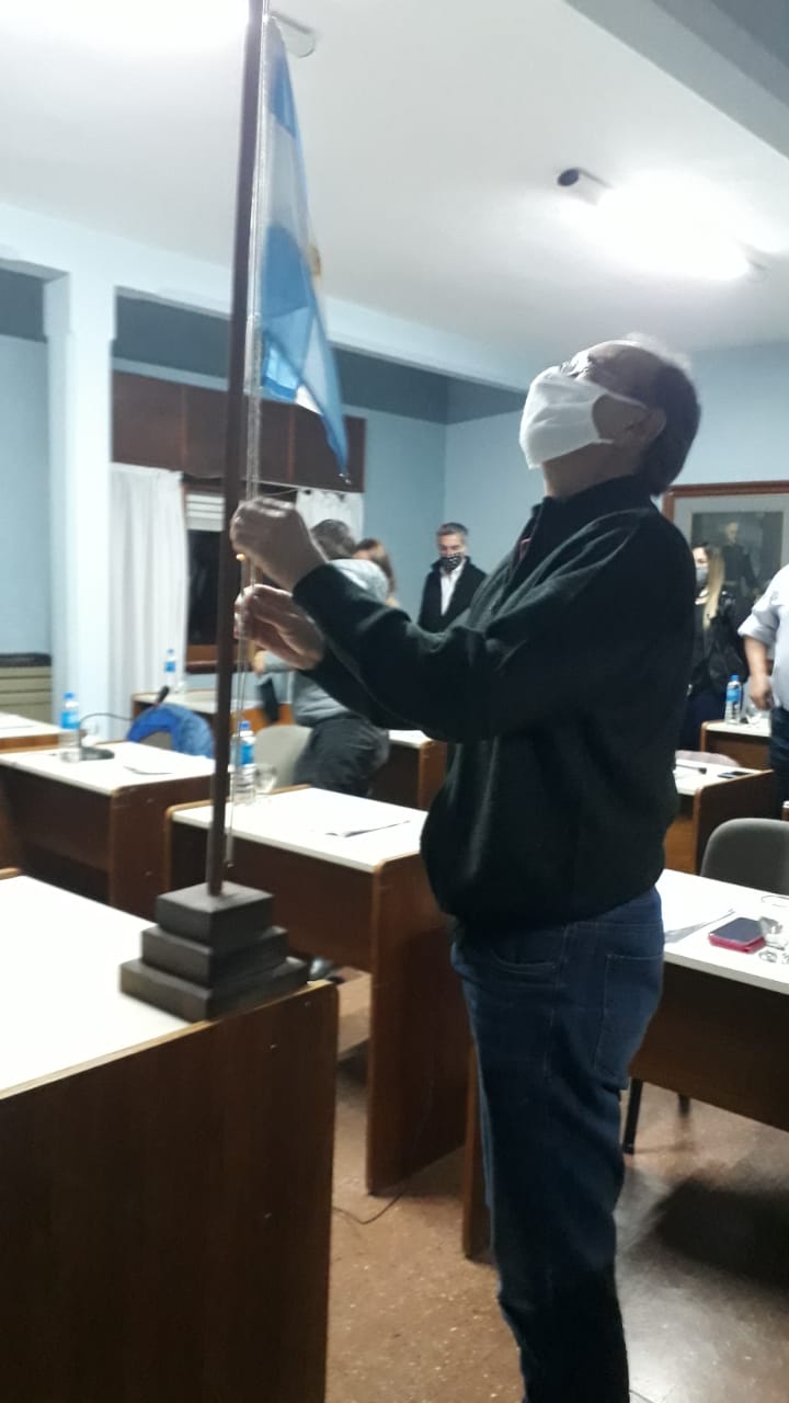 El Concejal Jorge Botto izando la bandera argentina