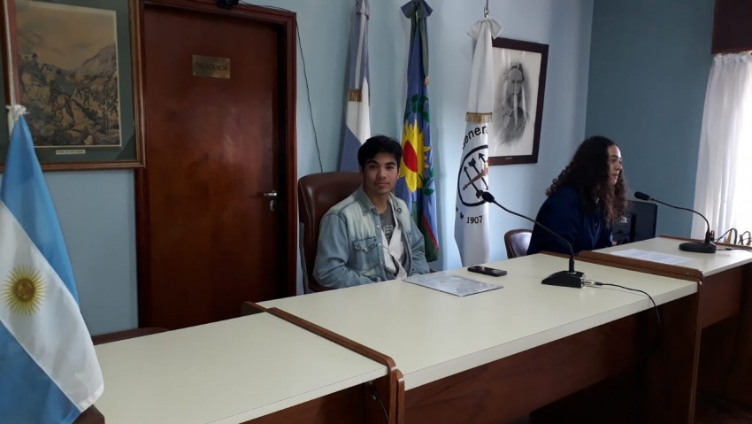Alumnos que participarán del Parlamento Juvenil del Mercosur realizar